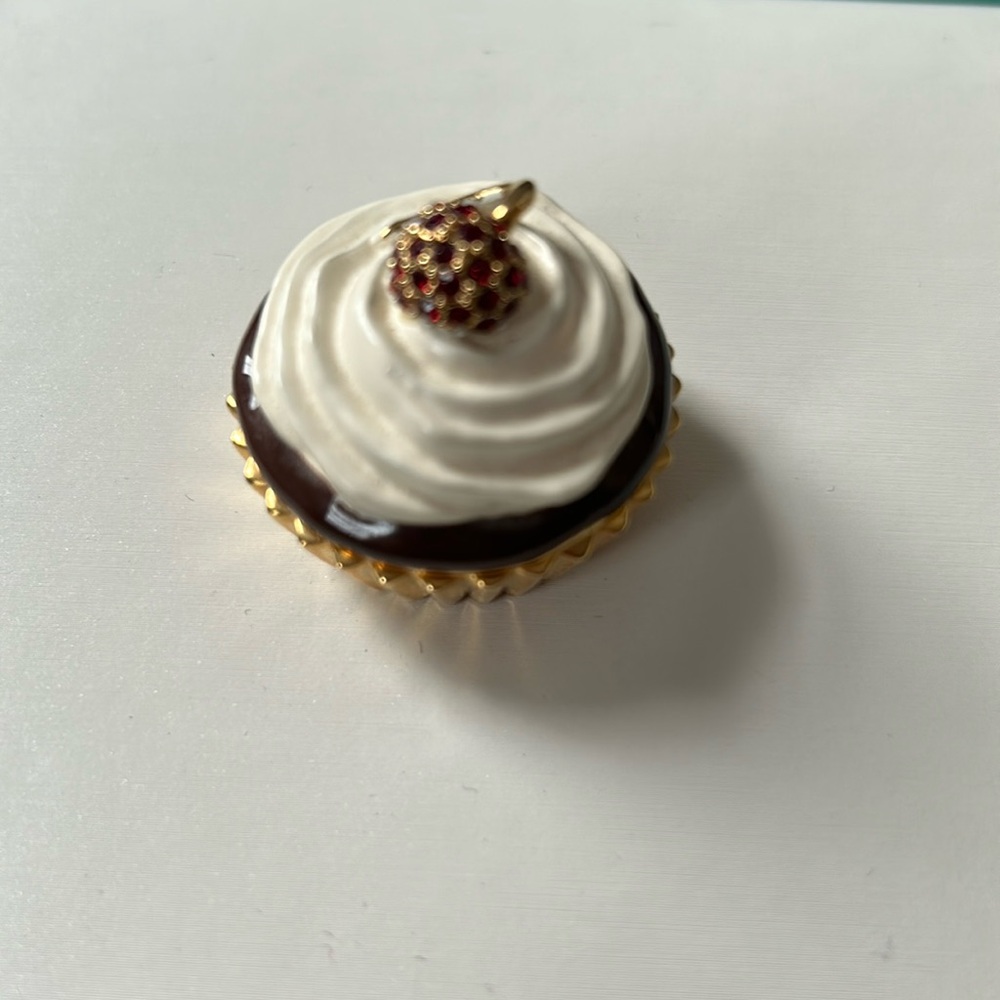 JUICY COUTURE y2k vintage cupcake limoge
Snaps to close .